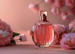 Różowe kwiaty i flakon z perfumami
