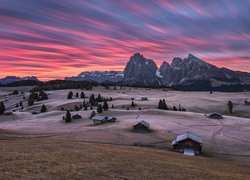 Różowe niebo nad Płaskowyżem Seiser Alm i Doliną Val Gardena