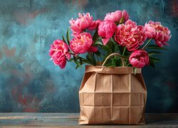 Różowe piwonie w papierowej torbie