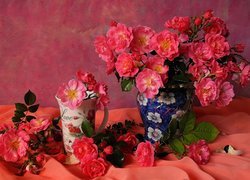 Różowe róże w kubku i wazonie
