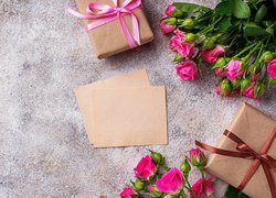 Różowe róże z pąkami i prezentami