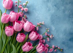 Różowe tulipany i drobne kwiatki na niebieskim tle