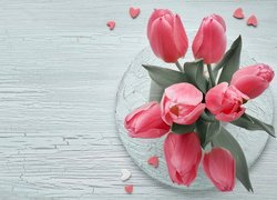 Różowe tulipany i małe serduszka