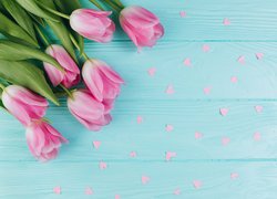Różowe tulipany i serduszka na deskach