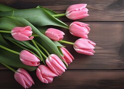 Różowe tulipany leżące na deskach