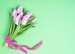 Różowe tulipany przewiązane wstążką