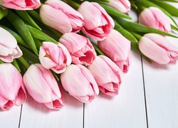 Różowe tulipany w bukiecie na deskach