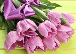 Różowe tulipany z fioletową kokardą