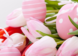 Różowe tulipany z pisankami wielkanocnymi