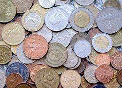 Rozrzucone monety o różnych nominałach