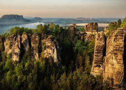 Rozświetlona formacja skalna Bastei w Parku Narodowym Saskiej Szwajcarii