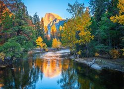 Rozświetlona góra Half Dome i rzeka Merced River