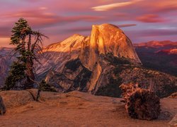 Góry, Rozświetlona, Góra, Half Dome, Skały, Drzewa, Zachód słońca, Park Narodowy Yosemite, Kalifornia, Stany Zjednoczone
