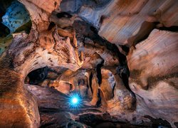 Rozświetlona jaskinia Mae Sap w Tajlandii