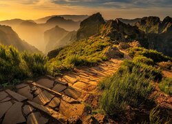 Rozświetlona kamienna ścieżka w górach Pico Arieiro w Portugalii