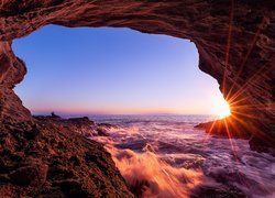 Rozświetlona promieniami słońca jaskinia nad morzem