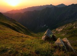 Rozświetlona słońcem górska dolina