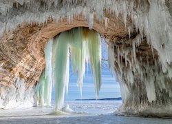 Rozświetlona słońcem jaskinia lodowa Grand Island Ice Caves w Michigan
