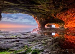 Rozświetlona słońcem jaskinia nad jeziorem Superior Lake