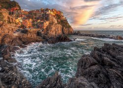 Włochy, Gmina Riomaggiore, Miejscowość Manarola, Morze Liguryjskie, Cinque Terre, Kolorowe, Domy, Zatoka, Skały, Chmury