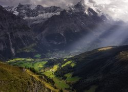 Szwajcaria, Kanton Berno, Grindelwald Valley, Wioska Grindelwald, Góry, Alpy Berneńskie, Przebijające światło