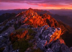 Rozświetlone blaskiem zachodzącego słońca góry Arthur Range