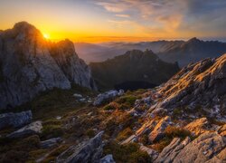 Rozświetlone blaskiem zachodzącego słońca góry Arthur Range