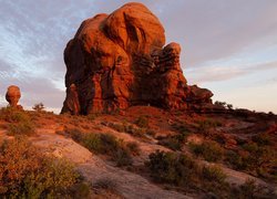 Stany Zjednoczone, Utah, Park Narodowy Arches, Niebo, Chmury, Skały, Formacja skalna, Balanced Rock