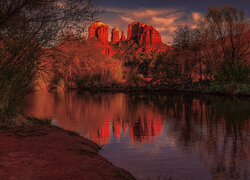 Góry, Czerwone, Skały, Cathedral Rock, Rzeka, Drzewa, Odbicie, Sedona, Arizona, Stany Zjednoczone