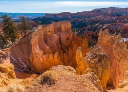 Rozświetlone czerwone skały w Parku Narodowym Bryce Canyon