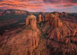 Kanion, Skały, Roślinność, Chmury, Zachód słońca, Sedona, Arizona, Stany Zjednoczone