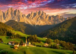 Rozświetlone Dolomity i wieś w dolinie Val di Funes