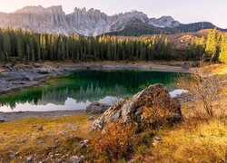 Rozświetlone drzewa i Dolomity nad jeziorem Lago Karersee