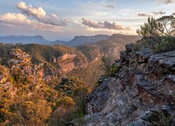 Australia, Nowa Południowa Walia, Blue Mountains, Góry, Park Narodowy Gór Błękitnych, Skały, Chmury, Lasy, Poranek