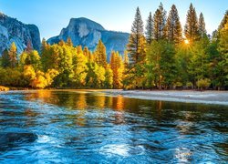 Park Narodowy Yosemite, Góry, Rzeka, Merced River, Drzewa, Las, Jesień, Promienie słońca, Kalifornia, Stany Zjednoczone