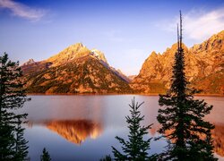 Rozświetlone góry Grand Teton nad jeziorem Jenny Lake