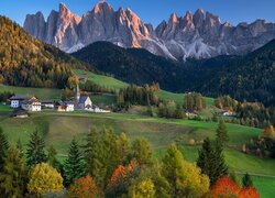 Rozświetlone góry i domki we wsi Santa Maddalena