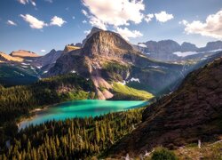 Jezioro, Grinnell Lake, Park Narodowy Glacier, Góry, Chmury, Drzewa, Skały, Stan Montana, Stany Zjednoczone