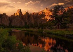 Stany Zjednoczone, Stan Oregon, Park stanowy Smith Rock, Góry, Skały, Drzewa. Zachód słońca, Krzewy, Rzeka, Crooked River