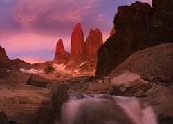 Rozświetlone góry w Parku Narodowym Torres del Paine w Chile