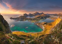 Rozświetlone skaliste wybrzeże na norweskich Lofotach