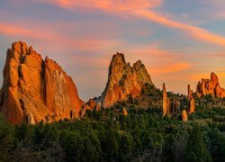 Zachód słońca, Skały, Drzewa, Formacje skalne, Park, Garden of the Gods, Colorado Springs, Kolorado, Stany Zjednoczone