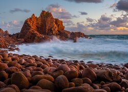 Rozświetlone skały i kamienie na brzegu morza