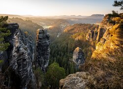 Rozświetlone skały w Górach Połabskich