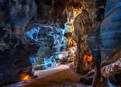Rozświetlone skały w jaskini