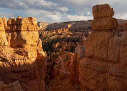 Rozświetlone skały w Parku Narodowym Bryce Canyon