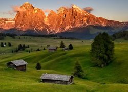 Rozświetlone, Góry Sassolungo, Dolomity, Drewniane, Domki, Drzewa, Płaskowyż Seiser Alm, Dolina Val Gardena, Łąki, Włochy