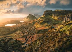 Rozświetlone słońcem jeziora i wzgórze Quiraing w Szkocji
