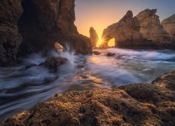 Rozświetlone słońcem skały na wybrzeżu Algarve w Portugalii