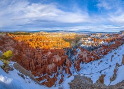 Rozświetlone słońcem skały w Parku Narodowym Bryce Canyon w zimowej scenerii